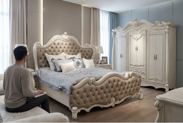 Luxus klassescht Schlofzëmmer 4-Deeler Bett Nuetsdëscher Kleederschaf
