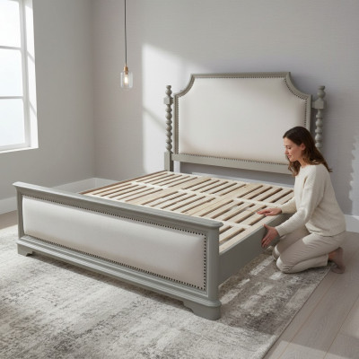 Elegante Doppelbett mat klasseschem Design an luxuriéiser Kappstull.