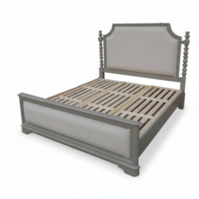 Elegante Doppelbett mat klasseschem Design an luxuriéiser Kappstull.