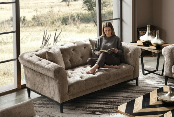 Gemittleche beige Chesterfield Drësëtzer Wunnzëmmer Couch