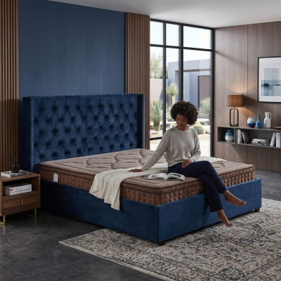 Kinneksblo Schlofzëmmer Bett Këssen Duebelbetter Chesterfield Design
