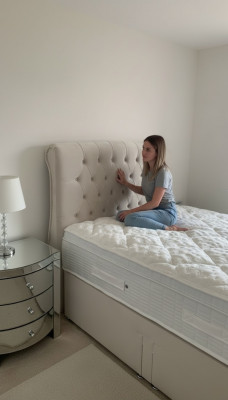 Grousst béiges Chesterfield Duebelbett Luxus Modern Better