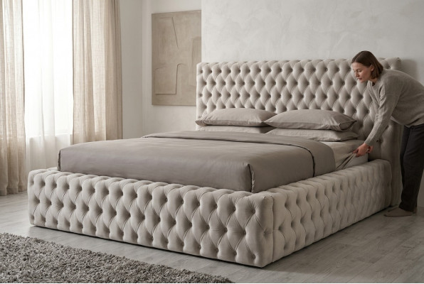 Elegantes Chesterfield Design Englescht Duebelbett a Beige - Better mat engem zäitlosen Stil