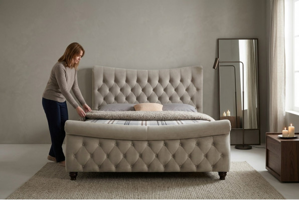 Schwaarzt Chesterfield Hotel Duebelbett Schlofkummer Polster Luxus Miwwelen