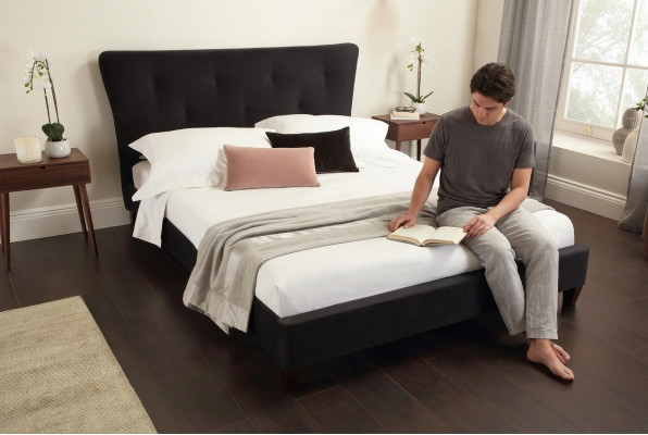 Chesterfield Hotel duebelt Liederbett Schlofzëmmer Polster Luxus Better 140x200cm
