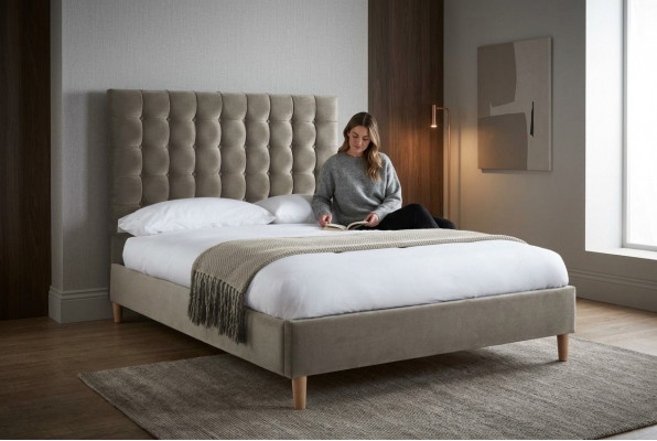 Grouss Luxus Chesterfield Duebelbett gepolstert Schlofkummer Bett