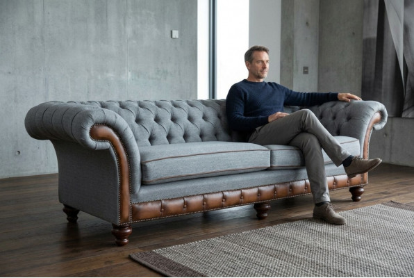 Chesterfield Liederfotell Stoffsofafotell Sofa Kanapee Polster Wunnzëmmer Moossufäerdegung