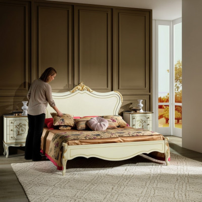 Luxusbett 180*195cm mat Holzkoppenend an 2 Nopeschdëscher Italienesch Miwwelen Nei