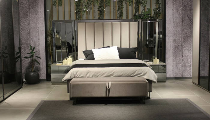 Exklusivt luxuriéist Schlofkummersett: Bett, 2 Nuetsdëscher & Bänk.