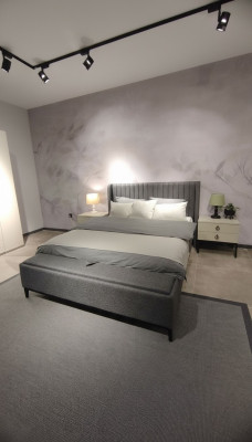 Luxuriéist Schlofzëmmer Set Designer Duebelbett Elegantes 2x Nuetsdëscher