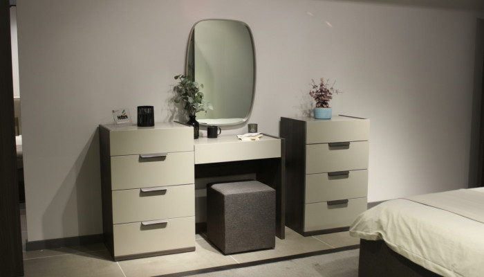 Schminktisch mat Spigel Make Up Schlofkummer Design Miwwelen Holz 2tlg. Nei