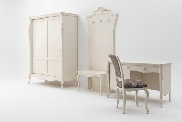 Klassesch Schlofzëmmer Komplett Set Hocker Schreifdësch Kleederschaf 5 Deeler.