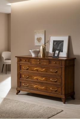 Holzkommod am klassesche Stil op elegante Been fir Won- oder Schlofkummer.
