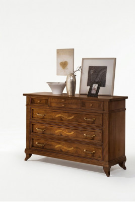 Holzkommod am klassesche Stil op elegante Been fir Won- oder Schlofkummer.