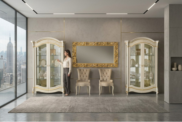 Klassesch Wunnzëmmerméibelen, wäiss-gëllene Holzvitrine Schafméiwen.