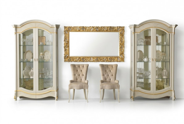 Klassesch Wunnzëmmerméibelen, wäiss-gëllene Holzvitrine Schafméiwen.