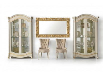 Klassesch Wunnzëmmerméibelen, wäiss-gëllene Holzvitrine Schafméiwen.