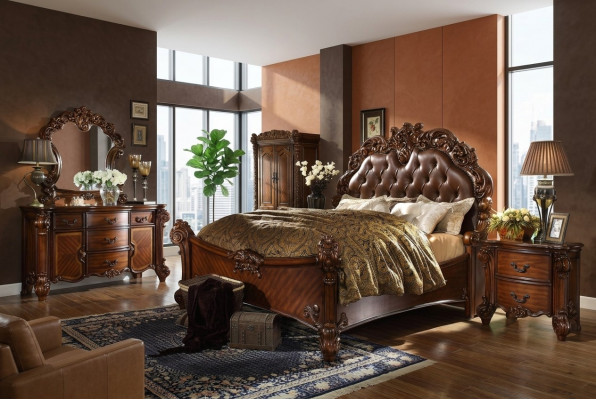 Klassesch Schlofzëmmer-Set: Bett, Nuetsdësch, Kommod, Spigel, Kommod.