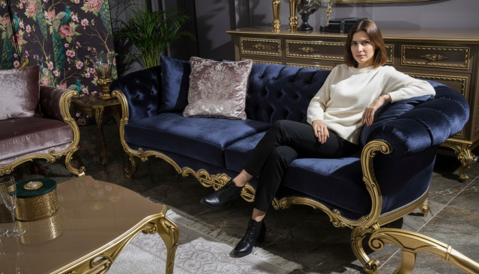 Chesterfield Dräisëtzer Canapé am luxuriéisen bloe Faarf fir d'Wunnzëmmer