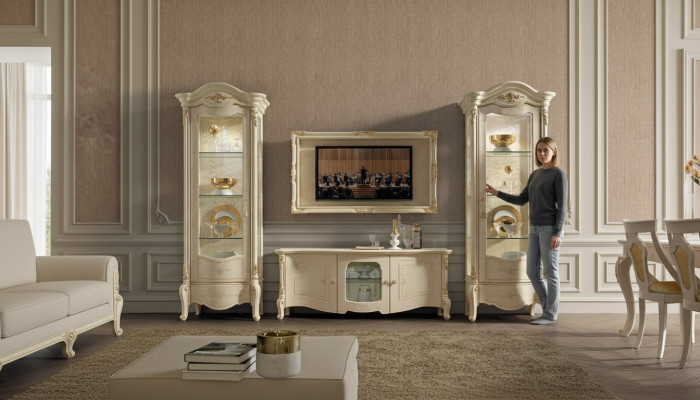 Klassesche TV-Schrack a Kader aus Naturholz am klassesche Stil.