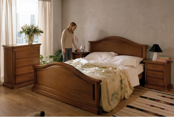 Kaaft e grousst duebelt Bett am klassesch, einfaache Stil aus naturellem Holz.