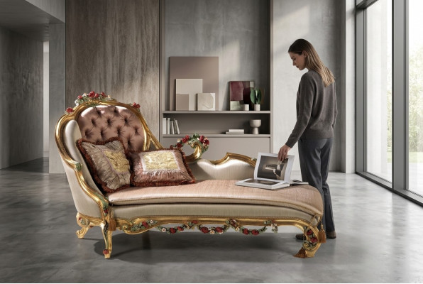 Luxuriéis Chaiselongue mat dekorativen Schnëtzercher.