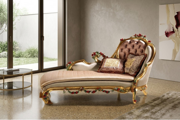 Luxuriéis Chaiselongue mat dekorativen Schnëtzercher.