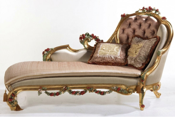 Luxuriéis Chaiselongue mat dekorativen Schnëtzercher.