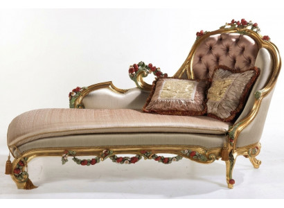 Luxuriéis Chaiselongue mat dekorativen Schnëtzercher.