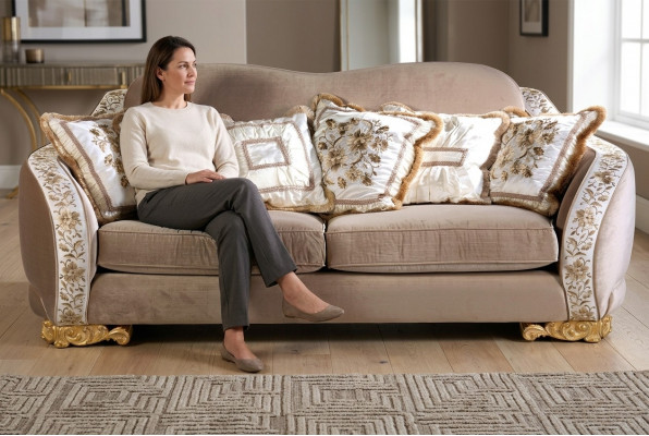 Klassesch Chesterfield-Sofa Drësëtz fir stilvoll Wunnraim