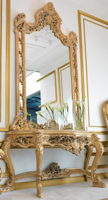 Luxuriéis geschnëtzter Konsolentisch a Spigel an eleganter Ëmrahmung