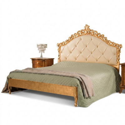 Neit luxuriéist Chesterfield-Doppelbett mat geschnëtzten Kopfdeel.