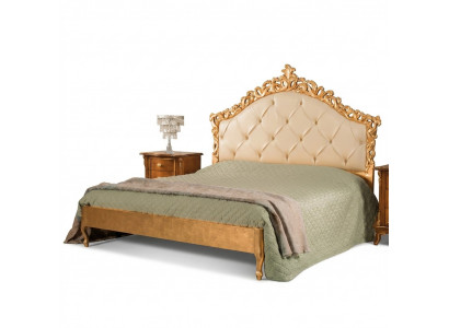 Neit luxuriéist Chesterfield-Doppelbett mat geschnëtzten Kopfdeel.