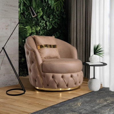 E e luxuriéise, modernen Fotell an engem hellen Beige Faarftoun vu Chesterfield