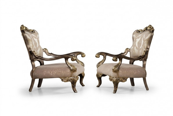 E en luxuriéise, klassesche, béige- a gëllfaarwege Barocksessel vu Chesterfield.