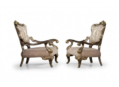 E en luxuriéise, klassesche, béige- a gëllfaarwege Barocksessel vu Chesterfield.