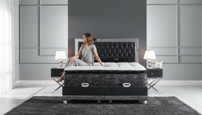 Schlofkummer Set Schwarz Metallbett 2x Nuetsdëscher Luxus Nei 3 Stéck.