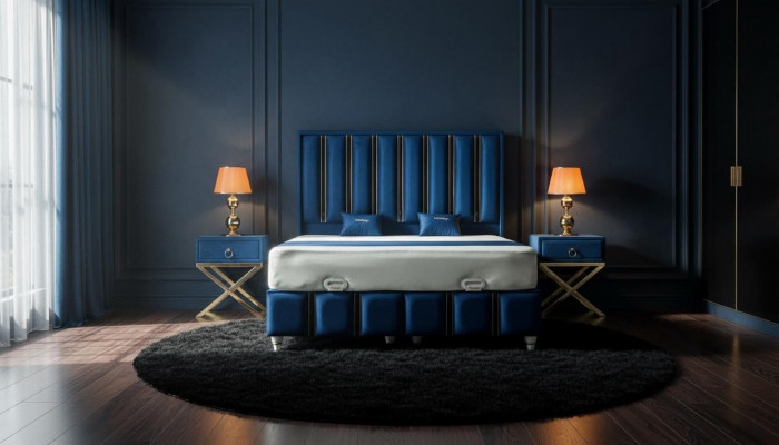Saphirblo Bett vum Designer mat Nuetsdëscher op vergëllten Stolbeen.