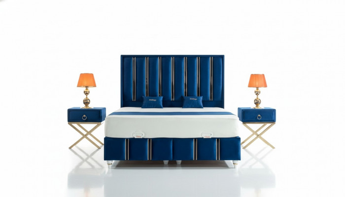 Saphirblo Bett vum Designer mat Nuetsdëscher op vergëllten Stolbeen.