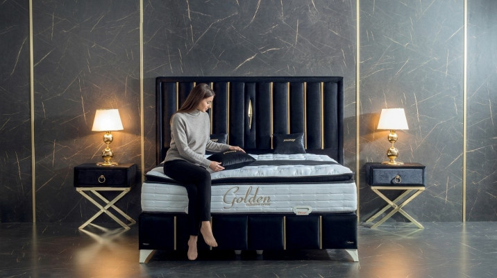 Luxus-Schlofkummer Samt Metallbett Duebelbett 2x Nuetsdësch Better Miwwelen 3 Stécker.
