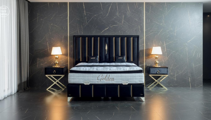 Luxus-Schlofkummer Samt Metallbett Duebelbett 2x Nuetsdësch Better Miwwelen 3 Stécker.