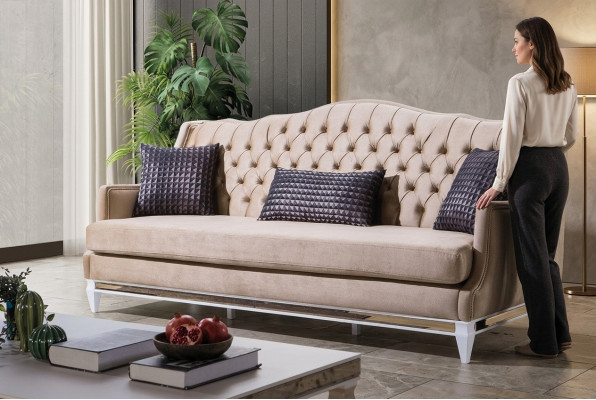Beige Chesterfield Dräisëtzer Luxus Textilsofadesigner Stoffcanapéen