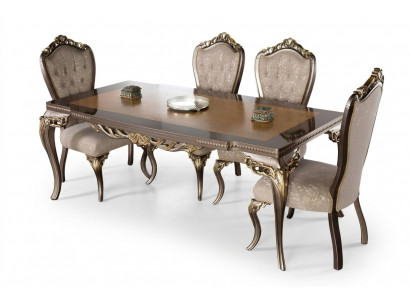 Klasseschen Iessdësch aus Massivholz mat opwännege Verzéierungen.