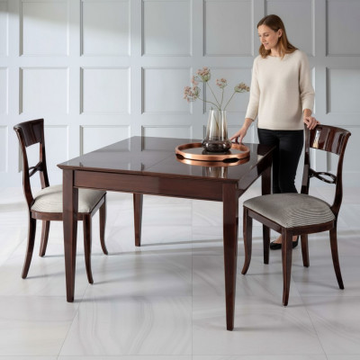 Elegante Iessdësch mat Stull an donkebraunem Faarf mat glänzender Uewerfläch.