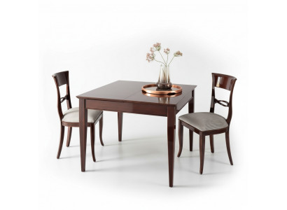 Elegante Iessdësch mat Stull an donkebraunem Faarf mat glänzender Uewerfläch.