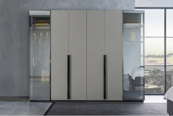 Elegante Schlofkummer Kleederschafsäit mat Glastüren Duerchsichteg Fronten Schaf.