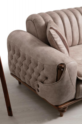 Beige dräisëtzege Chesterfield Couch Gepolsterten Miwwelen Textil Couchen Stoft.