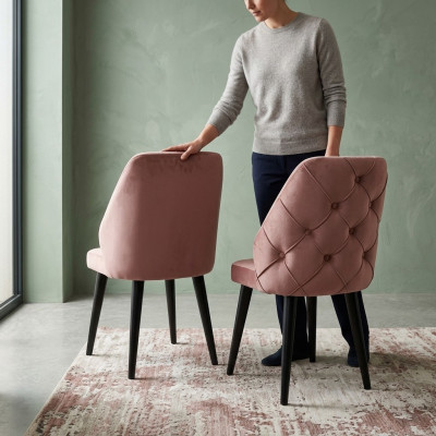 Hëlzene gepolsterte Stull beige Réck Chesterfield schwaarz Been Iesszëmmer