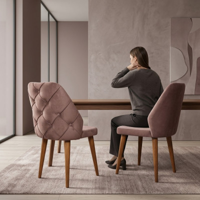 Holzgepolsterten Chesterfield-Sëtzstull mat beige Réck op Holzbeen fir Iesszëmmer