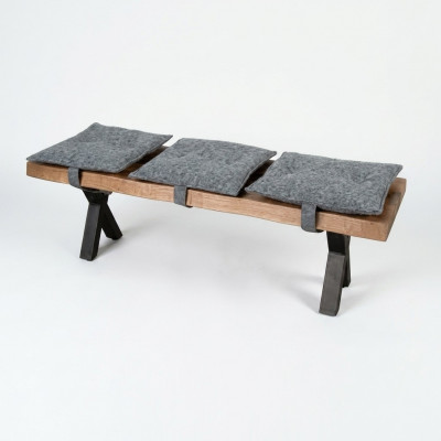 Modern Designer-Holzbank mat gepolstertem Sëtz fir Iesszëmmer.